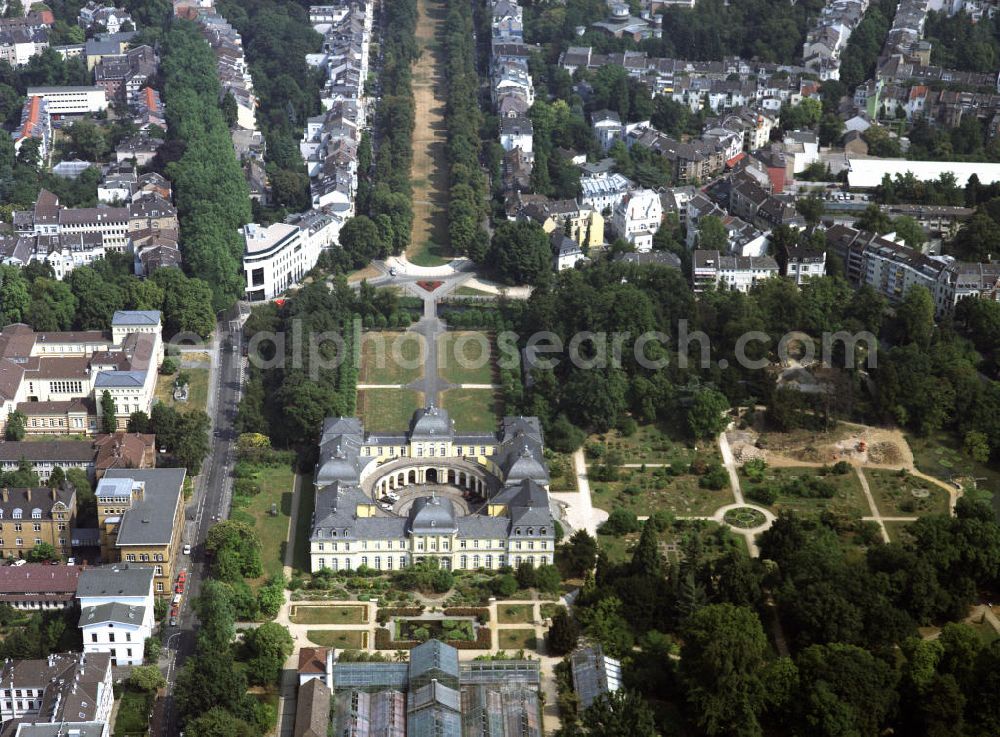 Aerial image BONN - Das Poppelsdorfer Schloss ist ein Barockschloss in Bonn-Poppelsdorf. Es ist der Nachfolgebau einer 1583 zerstörten gotischen Wasserburg und wurde von 1715 (Grundsteinlegung 21. August) bis 1740 geplant und errichtet. Architekt war der Franzose Robert de Cotte. Bauherren waren der Kölner Kurfürst Joseph Clemens und sein Neffe und Nachfolger Clemens August, der es nach Plänen von Balthasar Neumann erweitern ließ. Nach seinen Bauherren wurde es auch Schloss Clemenshof und später Schloss Clemensruhe genannt. In Richtung Rhein ist als Verbindung und Sichtachse zum Kurfürstlichen Schloss, dem heutigen Hauptgebäude der Universität Bonn, die Poppelsdorfer Allee angelegt. Ursprünglich sollte dort ein Kanal verlaufen, der wegen Wassermangels nicht realisiert wurde. In Verlängerung der Sichtachse in der entgegengesetzten Richtung liegt die barocke Kirche auf dem Kreuzberg.Heute sind im Schloss verschiedene naturwissenschaftliche Einrichtungen wie das Institut für Mineralogie-Petrologie, das Mineralogische Museum, das Institut für Zoologie und das Institut für Molekulare Physiologie und Entwicklungsbiologie. Ebenfalls zur Zeit noch untergebracht sind Teile von LIMES (Life and Medical Sciences Bonn), welches jedoch nach Fertigstellung eines eigenen Gebäudes umziehen wird.