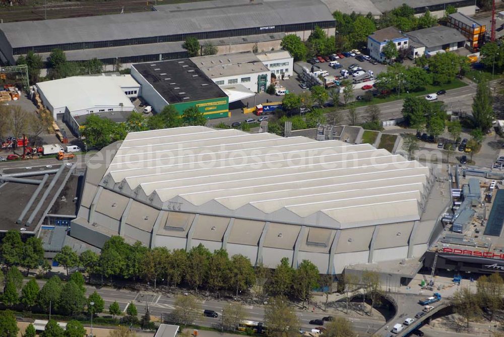 Stuttgart from the bird's eye view: Auf der Baustelle der Porsche-Arena hat der Endspurt begonnen, der Innenausbau läuft auf Hochtouren. Noch etwas mehr als zehn Wochen verbleiben bis zur Eröffnung am 27. Mai 2006 mit der ARD-Live-Sendung „Verstehen Sie Spaß?“ Die Porsche Arena liegt direkt zwischen der Hans-Martin-Schleyer-Halle und dem Gottlieb-Daimler-Stadion und wird pünktlich zur WM 2006 fertig.