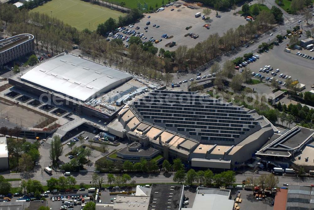 Aerial image Stuttgart - Auf der Baustelle der Porsche-Arena hat der Endspurt begonnen, der Innenausbau läuft auf Hochtouren. Noch etwas mehr als zehn Wochen verbleiben bis zur Eröffnung am 27. Mai 2006 mit der ARD-Live-Sendung „Verstehen Sie Spaß?“ Die Porsche Arena liegt direkt zwischen der Hans-Martin-Schleyer-Halle und dem Gottlieb-Daimler-Stadion und wird pünktlich zur WM 2006 fertig.