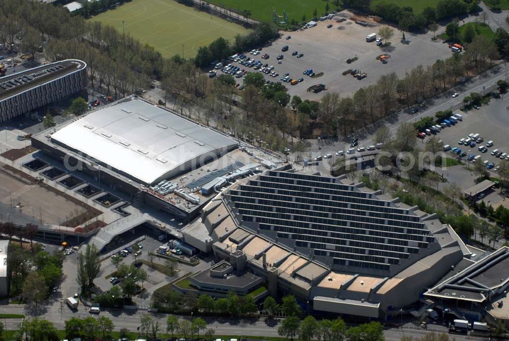 Aerial photograph Stuttgart - Auf der Baustelle der Porsche-Arena hat der Endspurt begonnen, der Innenausbau läuft auf Hochtouren. Noch etwas mehr als zehn Wochen verbleiben bis zur Eröffnung am 27. Mai 2006 mit der ARD-Live-Sendung „Verstehen Sie Spaß?“ Die Porsche Arena liegt direkt zwischen der Hans-Martin-Schleyer-Halle und dem Gottlieb-Daimler-Stadion und wird pünktlich zur WM 2006 fertig.