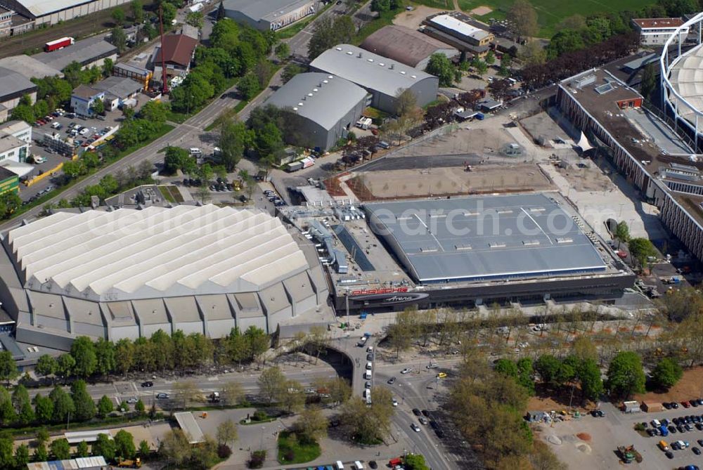 Stuttgart from the bird's eye view: Auf der Baustelle der Porsche-Arena hat der Endspurt begonnen, der Innenausbau läuft auf Hochtouren. Noch etwas mehr als zehn Wochen verbleiben bis zur Eröffnung am 27. Mai 2006 mit der ARD-Live-Sendung „Verstehen Sie Spaß?“ Die Porsche Arena liegt direkt zwischen der Hans-Martin-Schleyer-Halle und dem Gottlieb-Daimler-Stadion und wird pünktlich zur WM 2006 fertig.