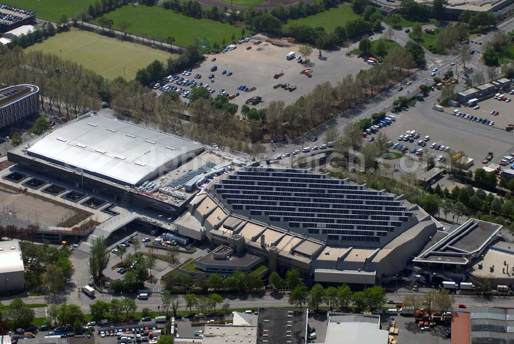 Stuttgart from above - Auf der Baustelle der Porsche-Arena hat der Endspurt begonnen, der Innenausbau läuft auf Hochtouren. Noch etwas mehr als zehn Wochen verbleiben bis zur Eröffnung am 27. Mai 2006 mit der ARD-Live-Sendung „Verstehen Sie Spaß?“ Die Porsche Arena liegt direkt zwischen der Hans-Martin-Schleyer-Halle und dem Gottlieb-Daimler-Stadion und wird pünktlich zur WM 2006 fertig.