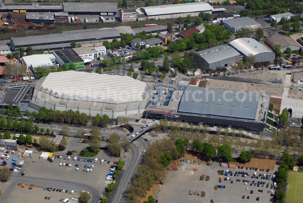 Stuttgart from the bird's eye view: Auf der Baustelle der Porsche-Arena hat der Endspurt begonnen, der Innenausbau läuft auf Hochtouren. Noch etwas mehr als zehn Wochen verbleiben bis zur Eröffnung am 27. Mai 2006 mit der ARD-Live-Sendung „Verstehen Sie Spaß?“ Die Porsche Arena liegt direkt zwischen der Hans-Martin-Schleyer-Halle und dem Gottlieb-Daimler-Stadion und wird pünktlich zur WM 2006 fertig.