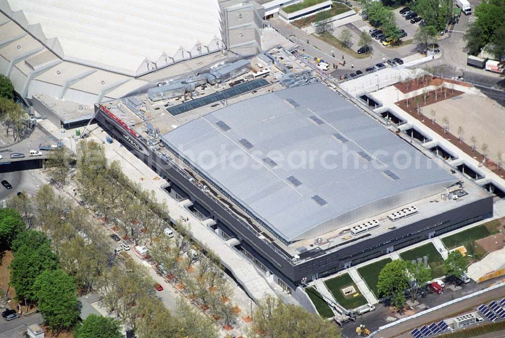 Stuttgart from above - Blick auf die fertige Porsche Arena.Sieist eine Veranstaltungshalle in Stuttgart-Bad Cannstatt im NeckarPark. Die Halle liegt unmittelbar neben der Hanns-Martin-Schleyer-Halle an der Mercedesstraße. Beide Hallen sind über ein gemeinsames Foyer direkt miteinan der verbunden. Betreiber beider Hallen ist die Messegesellschaft Stuttgart.Nach 14-monatiger Bauzeit wurde die Arena am 27. Mai 2006 mit einem Festakt und einer Ausgabe der Fernsehshow „Verstehen Sie Spaß?“ eröffnet. Der Bau der Halle kostete 28 Millionen Euro, das gemeinsame Foyer mit der Schleyer-Halle 7,3 Millionen Euro.Zur Refinanzierung der Baukosten war bereits vor Baubeginn ein Verkauf der Namensrechte geplant. Die Dr. Ing. h.c. F. Porsche AG erwarb die Namensrechte für zehn Millionen Euro bei einer Laufzeit von 20 Jahren.Kurze Umrüstzeiten erlauben flexible Nutzungen der Arena für Handball, Basketball, Volleyball, Tennis, Eishockey, Tanzsport, Konzerte, Eisrevuen, Hauptversammlungen und Firmenevents.Die Halle hat die Dimension 135 x 95 m mit vier Vollgeschossen und insgesamt 9.400 m² Fläche. 20 Logen oberhalb der Zuschauerränge bieten Platz für bis zu 250 Personen. Die Fläche des Innenraums (mit festeingebauter Eisfläche) umfasst ca. 2.000 Quadratmeter. Die elliptischen Tribünen sorgen für gute Sichtverhältnisse. Je nach Veranstaltung haben bis zu 7.500 Besucher in der Porsche-Arena Platz.Der Porsche Tennis Grand Prix, der bis 2005 in Filderstadt stattfand, findet seit 2006 in der Porsche-Arena statt.