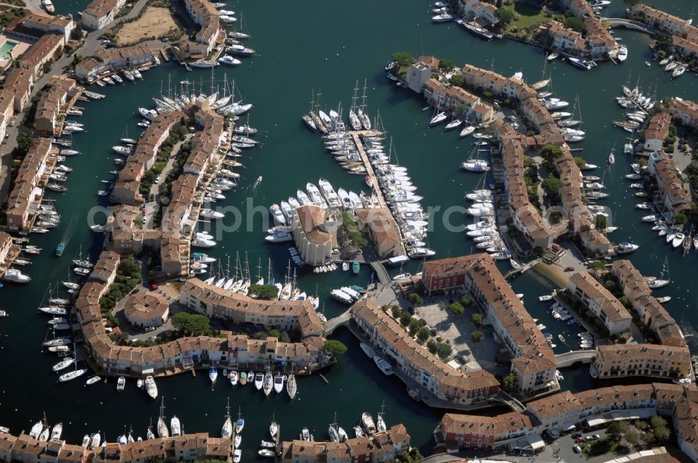 Grimaud from the bird's eye view: Port Grimaud-Marina - harbour area on the shore of Golfe de Saint-Tropez in Grimaud in Provence-Alpes-Cote d'Azur, France