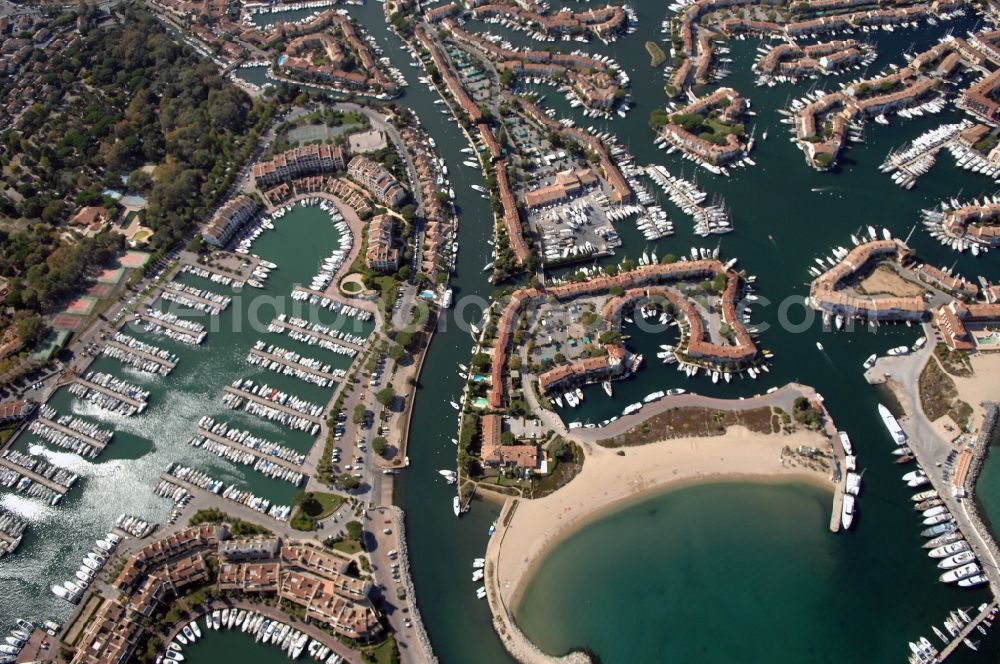 Grimaud from the bird's eye view: Port Grimaud-Marina - harbour area on the shore of Golfe de Saint-Tropez in Grimaud in Provence-Alpes-Cote d'Azur, France