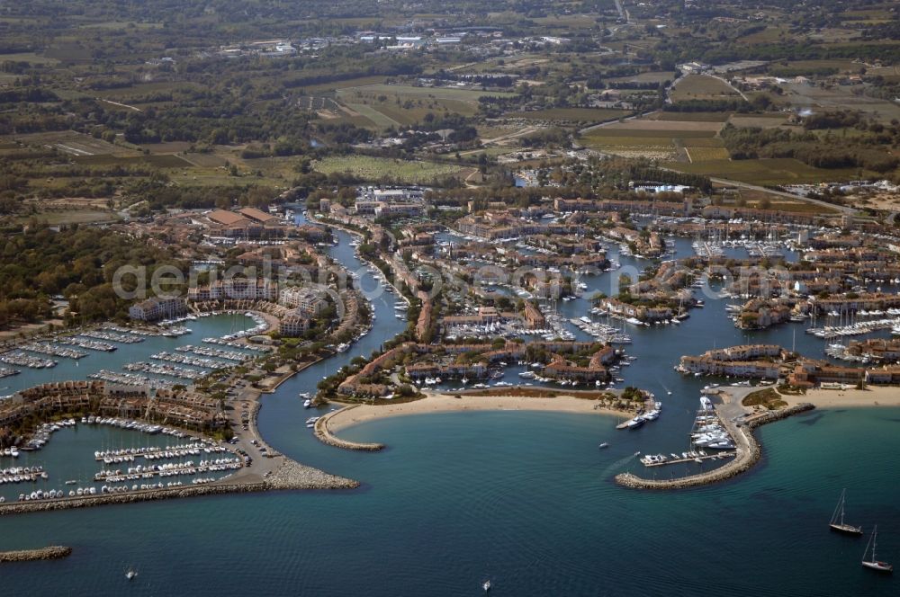 Grimaud from the bird's eye view: Port Grimaud-Marina - harbour area on the shore of Golfe de Saint-Tropez in Grimaud in Provence-Alpes-Cote d'Azur, France