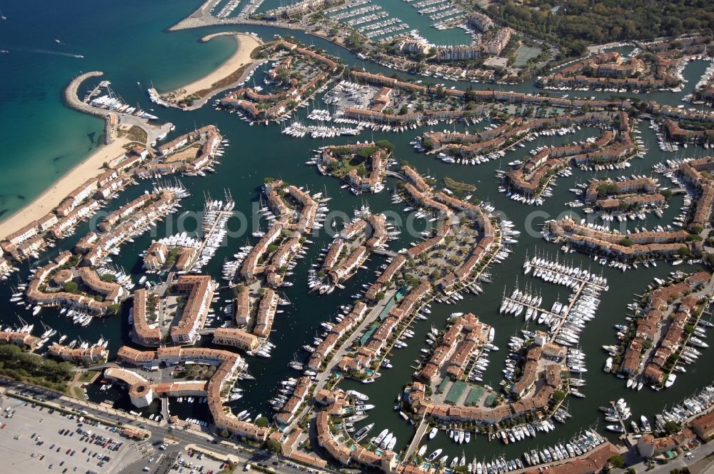 Grimaud from the bird's eye view: Port Grimaud-Marina - harbour area on the shore of Golfe de Saint-Tropez in Grimaud in Provence-Alpes-Cote d'Azur, France