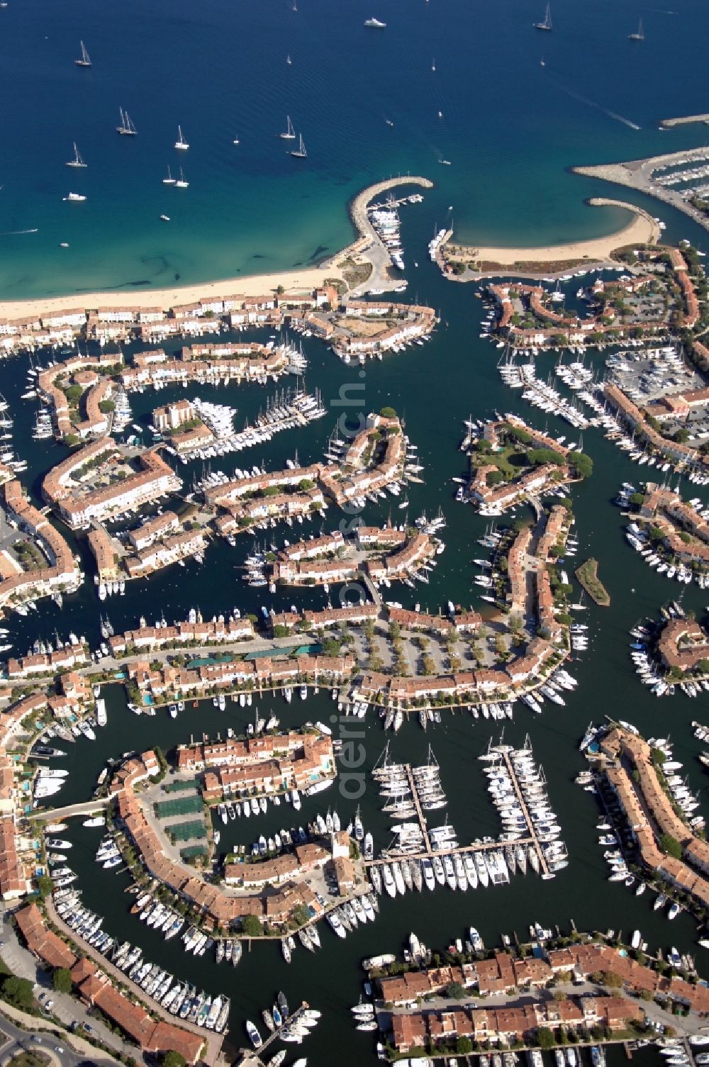 Aerial photograph Grimaud - Port Grimaud-Marina - harbour area on the shore of Golfe de Saint-Tropez in Grimaud in Provence-Alpes-Cote d'Azur, France