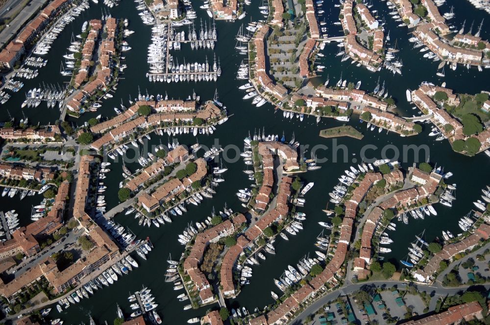 Grimaud from the bird's eye view: Port Grimaud-Marina - harbour area on the shore of Golfe de Saint-Tropez in Grimaud in Provence-Alpes-Cote d'Azur, France