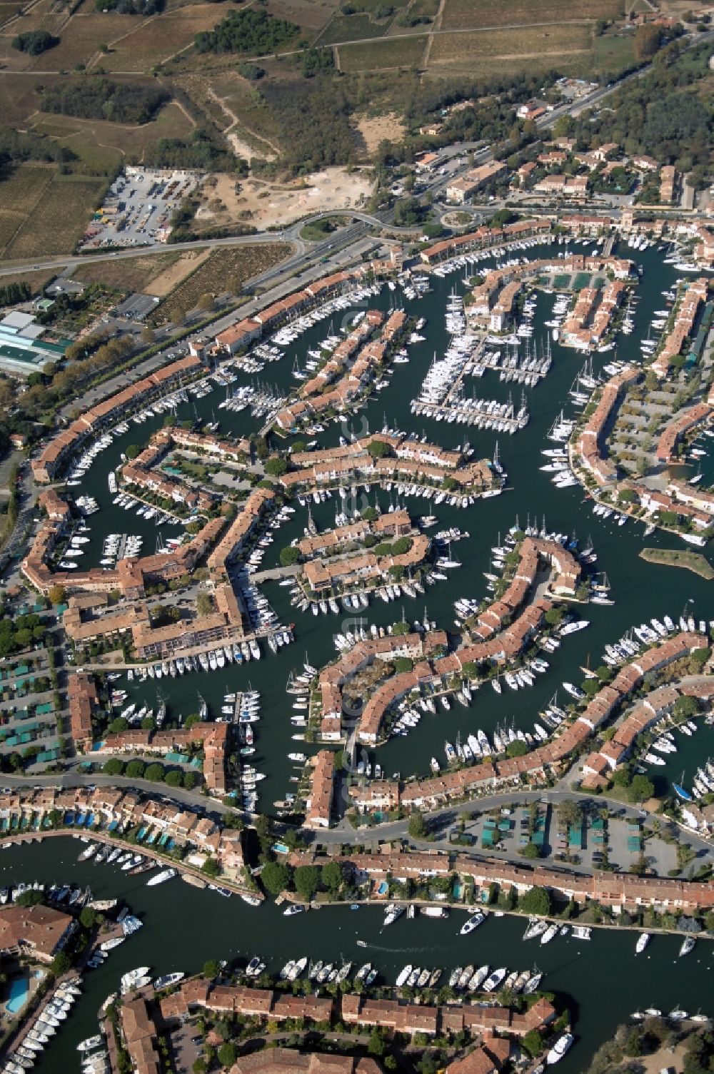 Grimaud from the bird's eye view: Port Grimaud-Marina - harbour area on the shore of Golfe de Saint-Tropez in Grimaud in Provence-Alpes-Cote d'Azur, France