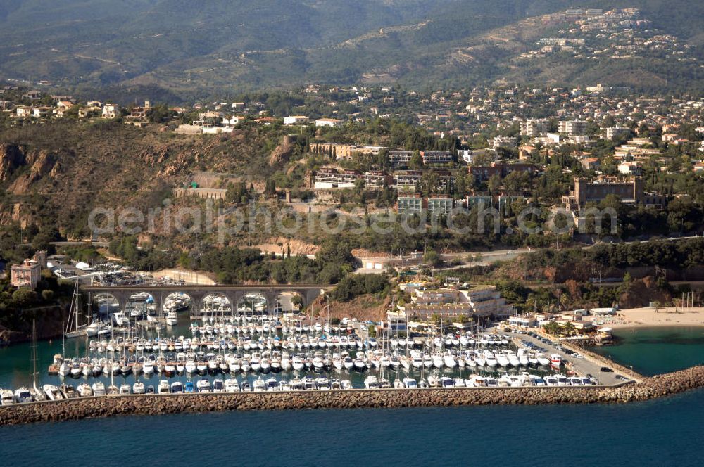 Aerial photograph Mandelieu-la-Napoule - Blick auf den Port du Rague / Hafen Rague im Stadtteil La Napoule in Mandelieu-la-Napoule.