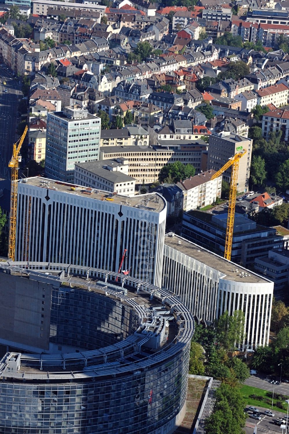 Frankfurt am Main from the bird's eye view: View of Poseidon-House between Theodor-Heuss-Allee und Hamburger-Allee in Frankfurt am Main / Westend South. The office complex is being rented out by Deka Immobilien GmbH