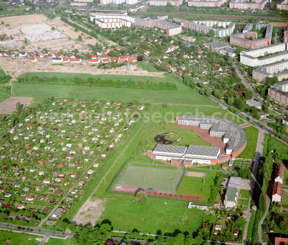 Berlin - Falkenberg from the bird's eye view: Barnim Gymnasium, Ahrensfelder Chaussee 41, 13057 Berlin,Tel.: 030 / 9366690, Fax.: 030 / 93666926,postmaster@barnim.b.shuttle.de