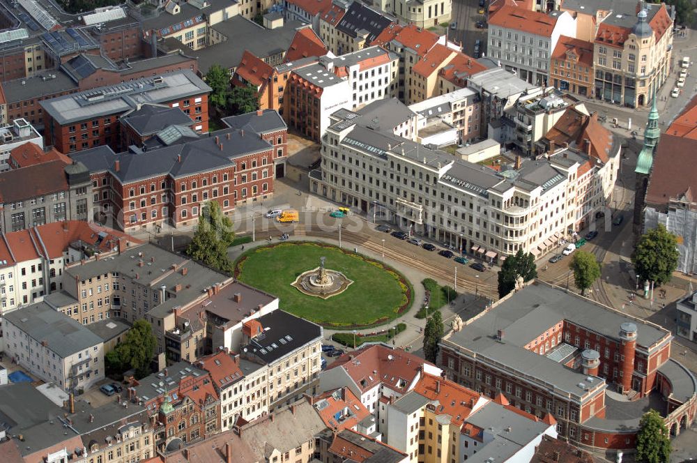 Aerial photograph Görlitz - Blick auf das Landgericht (links) und ein Bürgerhaus aus dem 19. Jahrhundert am Postplatz in Görlitz. Der Postplatz mit der ihn umgebenden Architektur und dem Zierbrunnen in seiner Mitte (Muschelminna) zählt zu den zentralen Sehenswürdigkeiten der Stadt Görlitz.