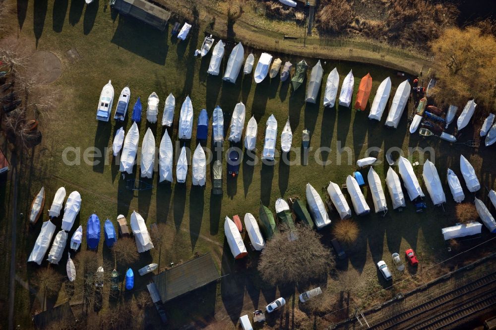 Potsdam from the bird's eye view: Boats at the dock of the 1st Potsdamer Fishing Club at the bank of the Havel river in the state Brandenburg