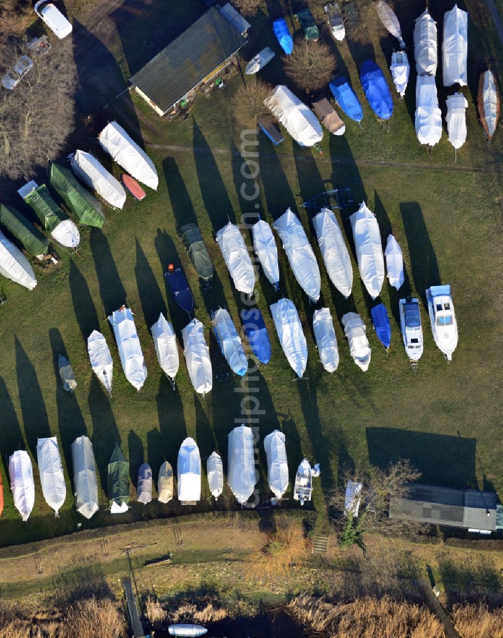 Aerial photograph Potsdam - Boats at the dock of the 1st Potsdamer Fishing Club at the bank of the Havel river in the state Brandenburg