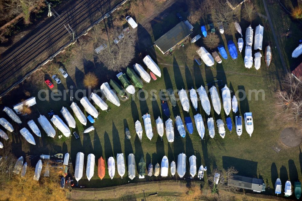 Potsdam from the bird's eye view: Boats at the dock of the 1st Potsdamer Fishing Club at the bank of the Havel river in the state Brandenburg