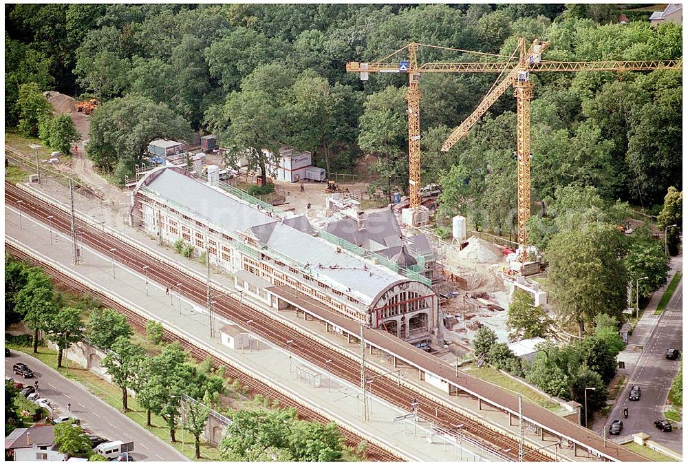 Aerial photograph Potsdam - 27.07.2004 Blick auf den Potsdamer Kaiserbahnhof Der 1999 in die Unesco-Welterbeliste aufgenommene Kaiserbahnhof des letzten deutschen Kaisers Friedrich Wilhelm II. wird nach langem Verfall zur Führungskräfte- akademie der Deutschen Bahn AG ausgebaut. Bauherr: Deutsche Bahn Akademie GmbH, vertreten durch DB Station und Service architektur: büro bbd, büro für bausanierung + denkmalpflege Richard - Sorge - Straße 25, 10249 Berlin tel.: 030 / 426 53 90, fax: 030 / 420 20 345 e-mail: info@bbd-wenzel.de,