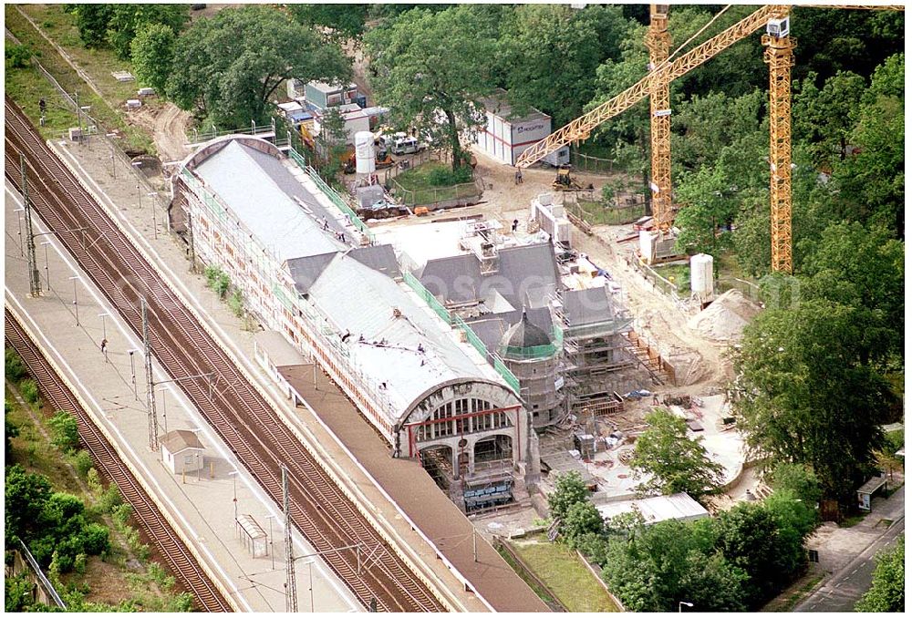 Potsdam from above - 27.07.2004 Blick auf den Potsdamer Kaiserbahnhof Der 1999 in die Unesco-Welterbeliste aufgenommene Kaiserbahnhof des letzten deutschen Kaisers Friedrich Wilhelm II. wird nach langem Verfall zur Führungskräfte- akademie der Deutschen Bahn AG ausgebaut. Bauherr: Deutsche Bahn Akademie GmbH, vertreten durch DB Station und Service architektur: büro bbd, büro für bausanierung + denkmalpflege Richard - Sorge - Straße 25, 10249 Berlin tel.: 030 / 426 53 90, fax: 030 / 420 20 345 e-mail: info@bbd-wenzel.de,