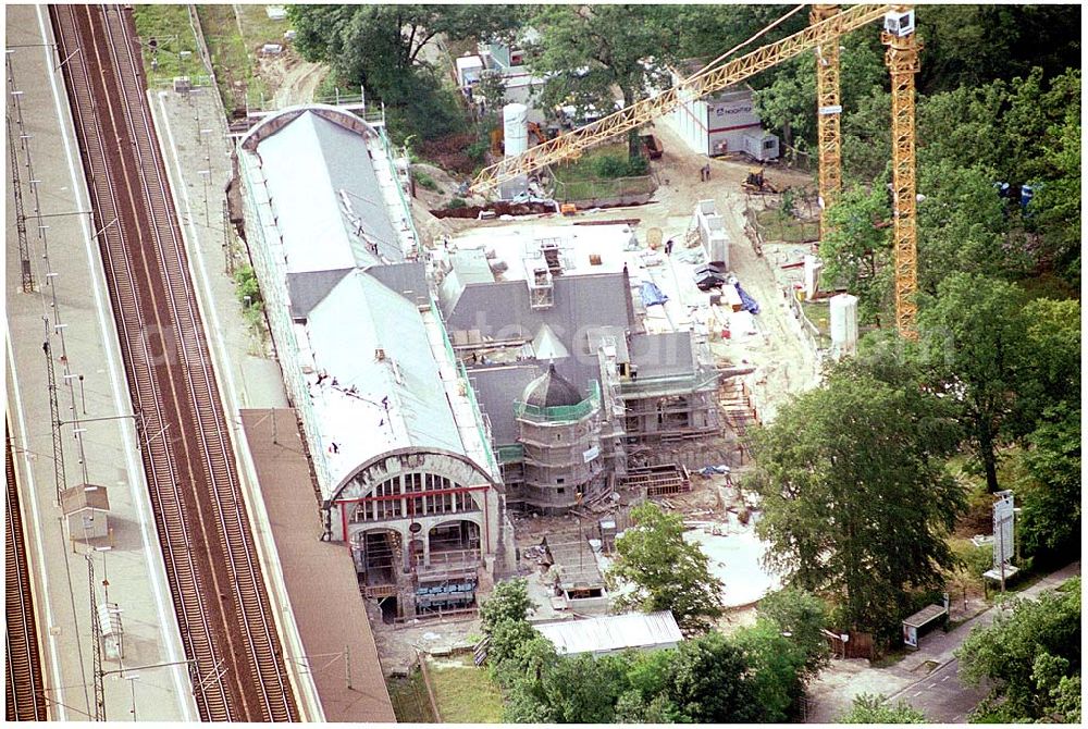 Aerial image Potsdam - 27.07.2004 Blick auf den Potsdamer Kaiserbahnhof Der 1999 in die Unesco-Welterbeliste aufgenommene Kaiserbahnhof des letzten deutschen Kaisers Friedrich Wilhelm II. wird nach langem Verfall zur Führungskräfte- akademie der Deutschen Bahn AG ausgebaut. Bauherr: Deutsche Bahn Akademie GmbH, vertreten durch DB Station und Service architektur: büro bbd, büro für bausanierung + denkmalpflege Richard - Sorge - Straße 25, 10249 Berlin tel.: 030 / 426 53 90, fax: 030 / 420 20 345 e-mail: info@bbd-wenzel.de,