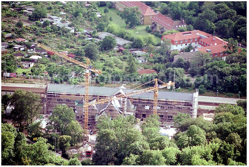 Aerial photograph Potsdam - 27.07.2004 Blick auf den Potsdamer Kaiserbahnhof Der 1999 in die Unesco-Welterbeliste aufgenommene Kaiserbahnhof des letzten deutschen Kaisers Friedrich Wilhelm II. wird nach langem Verfall zur Führungskräfte- akademie der Deutschen Bahn AG ausgebaut. Bauherr: Deutsche Bahn Akademie GmbH, vertreten durch DB Station und Service architektur: büro bbd, büro für bausanierung + denkmalpflege Richard - Sorge - Straße 25, 10249 Berlin tel.: 030 / 426 53 90, fax: 030 / 420 20 345 e-mail: info@bbd-wenzel.de,