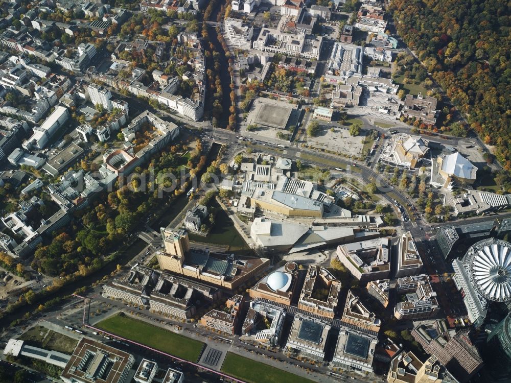 Aerial image Berlin - On Matthaeikirchplatz with the St. Matthew Church , the New National Gallery and the Berlin Philharmonic is one of the cultural centers of the capital Berlin. Potsdamer Platz towards the State Library and the musical theater follow. To the shopping center Potsdamer Platz arcades residential and commercial buildings nestle the built according to plans by architect. On the opposite side of the street stands the striking building of the Sony Center