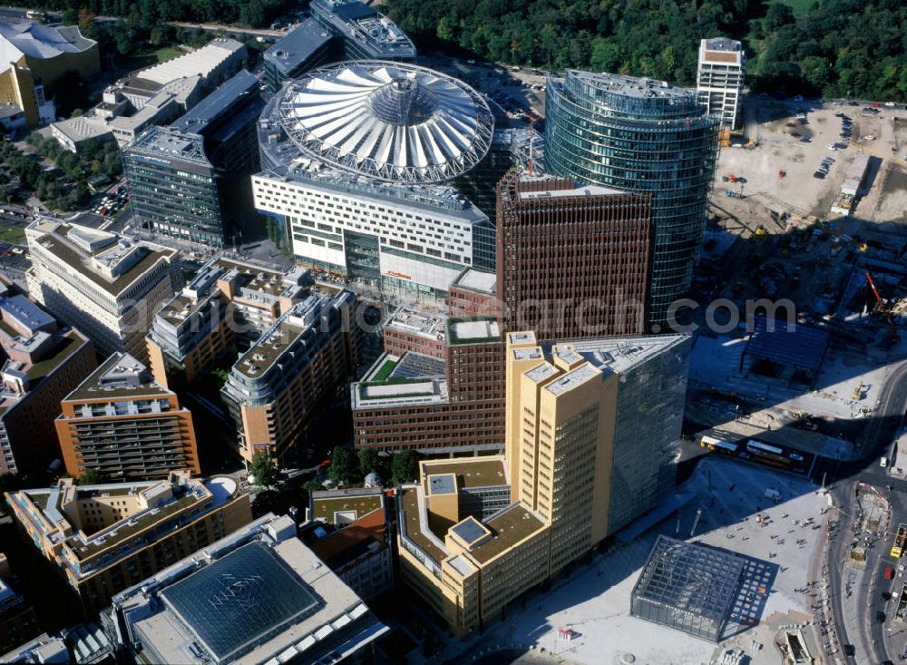 Aerial image Berlin Mitte - Der Verkehrsknotenpunkt Potsdamer Platz mit Sony-Center, Quartier Daimler, debis-Haus, Kollhoff-Tower und dem Bahntower, in Berlin-Mitte bzw. Tiergarten.