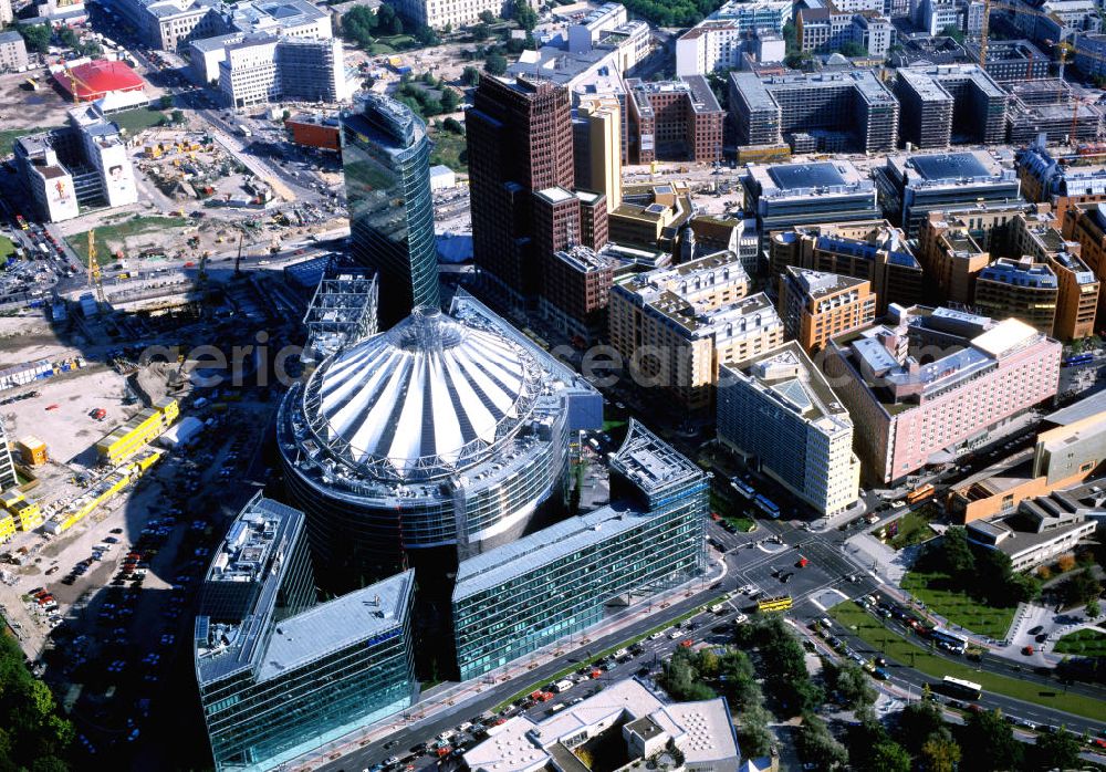 Berlin from the bird's eye view: Der Verkehrsknotenpunkt Potsdamer Platz mit Sony-Center, Quartier Daimler, debis-Haus, Kollhoff-Tower, dem Bahntower usw. in Berlin-Mitte bzw. Tiergarten. The interchange Potsdamer Platz, a public square in Berlin.