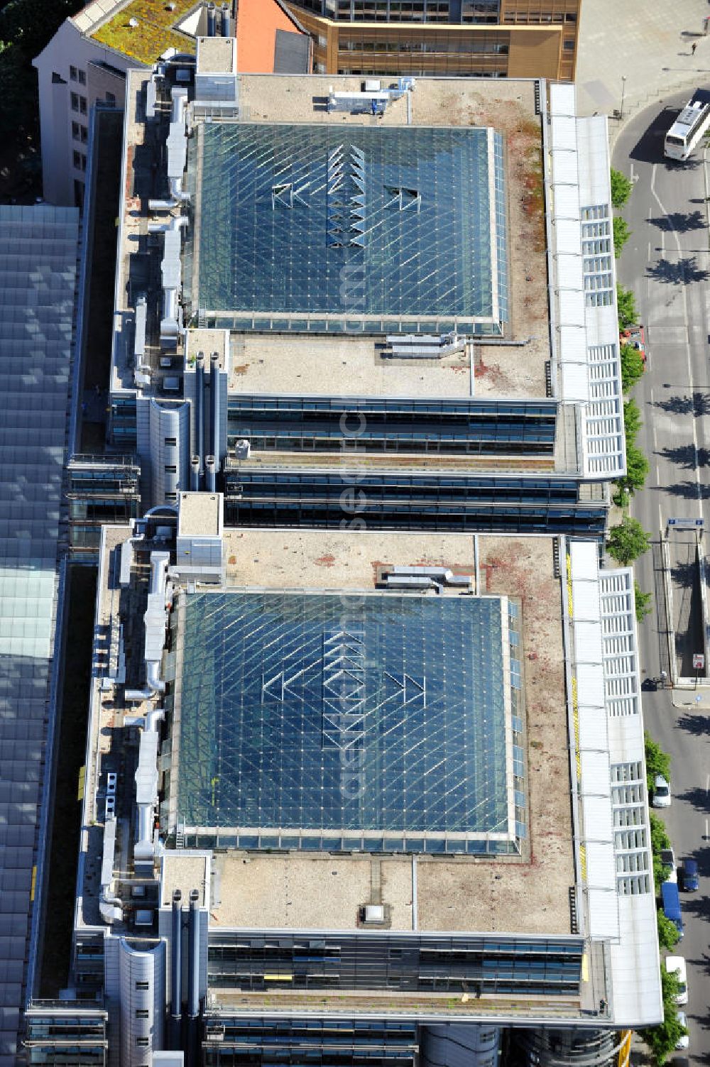 Berlin Mitte from the bird's eye view: Bürogebäude und Geschäftshäuser am Potsdamer Platz in Berlin-Mitte. Office buildings and commercials at the Potsdam Square in the borough Mitte.