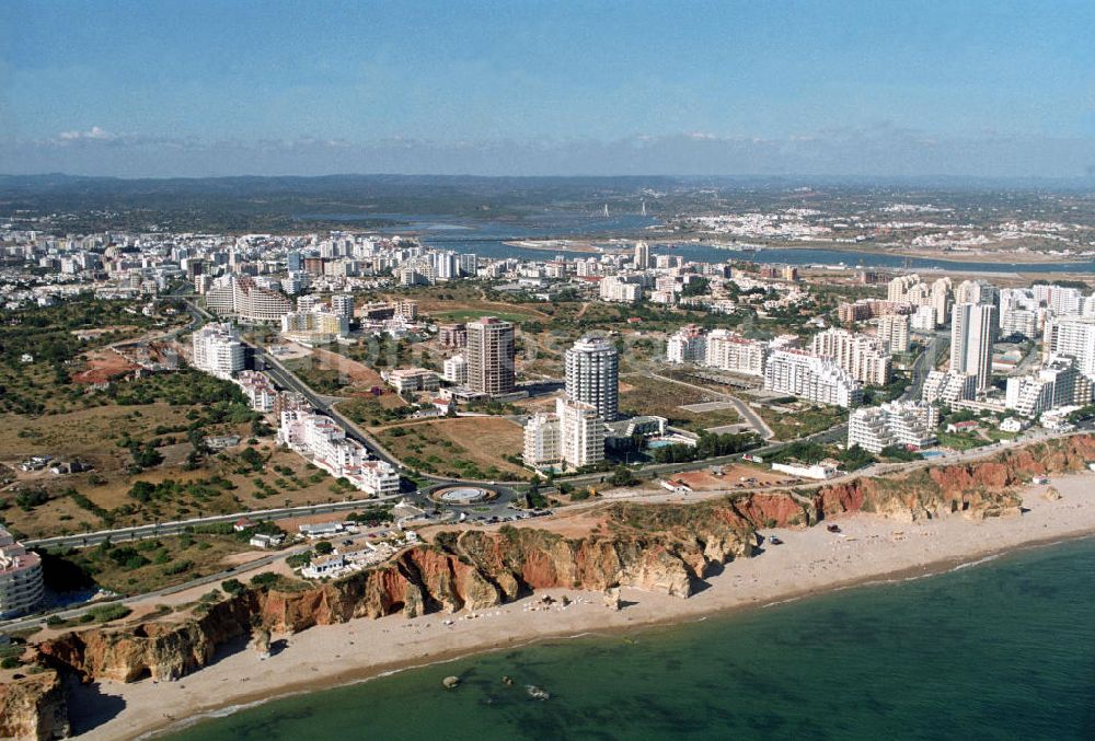 Praia da Rocha from the bird's eye view: Blick auf Praia da Rocha, ein beliebter Strand an der Algarve in Portugal. Entstanden ist der ca. 1,5 km lange Küstenabschnitt durch die Meeresauswaschung von härteren Felsgestein aus dem sie umgebendem weicheren Material an der hier ca. 20-30 m hohen Steilküste. Oberhalb der Steilkante haben sich zahlreiche Hotels, Ferienwohnungen, Restaurants und Geschäfte den Standortvorteil gesichert.