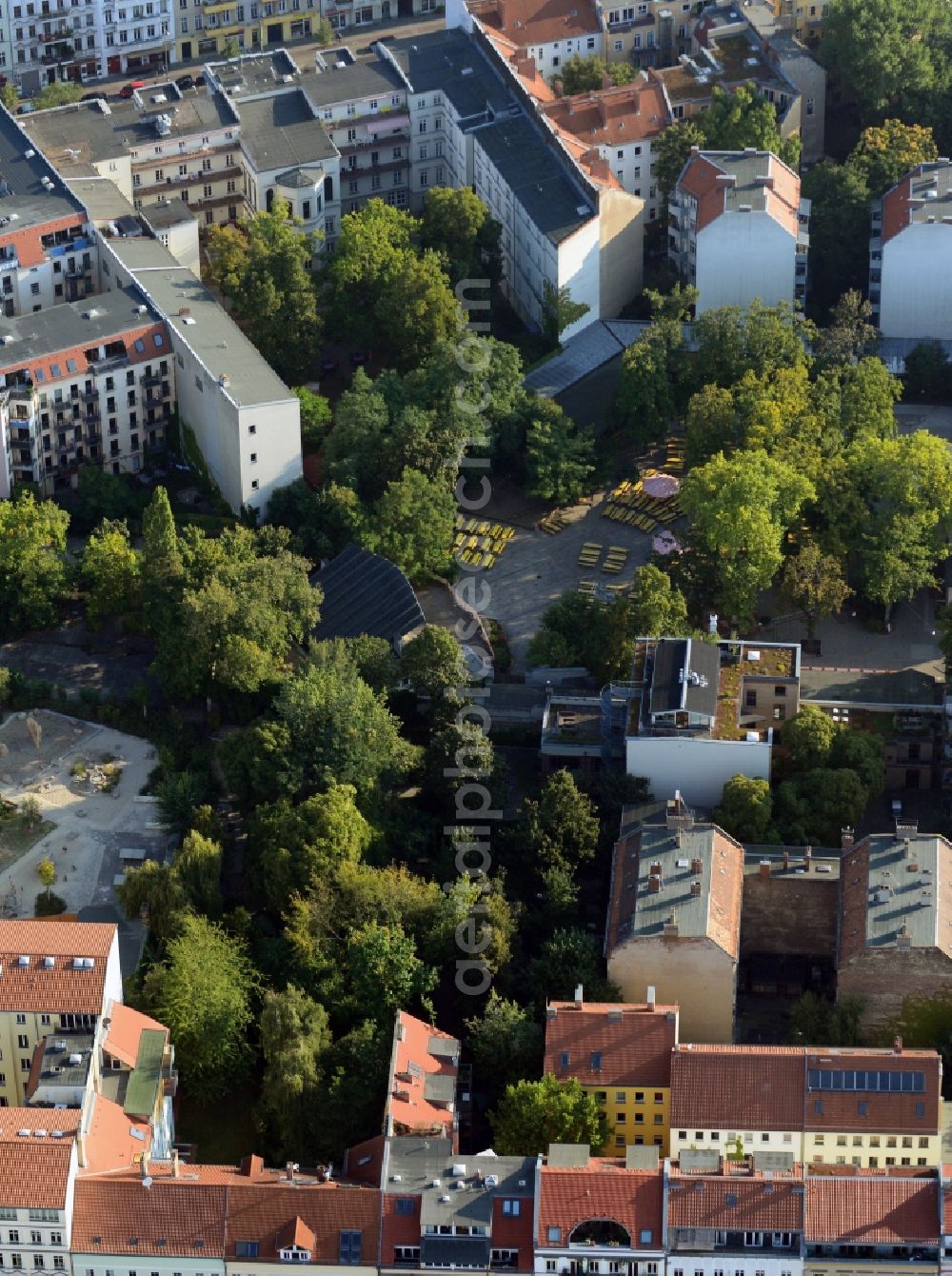 Aerial photograph Berlin OT Prenzlauer Berg - View of the Prater beer garden in the district of Prenzlauer Berg in Berlin