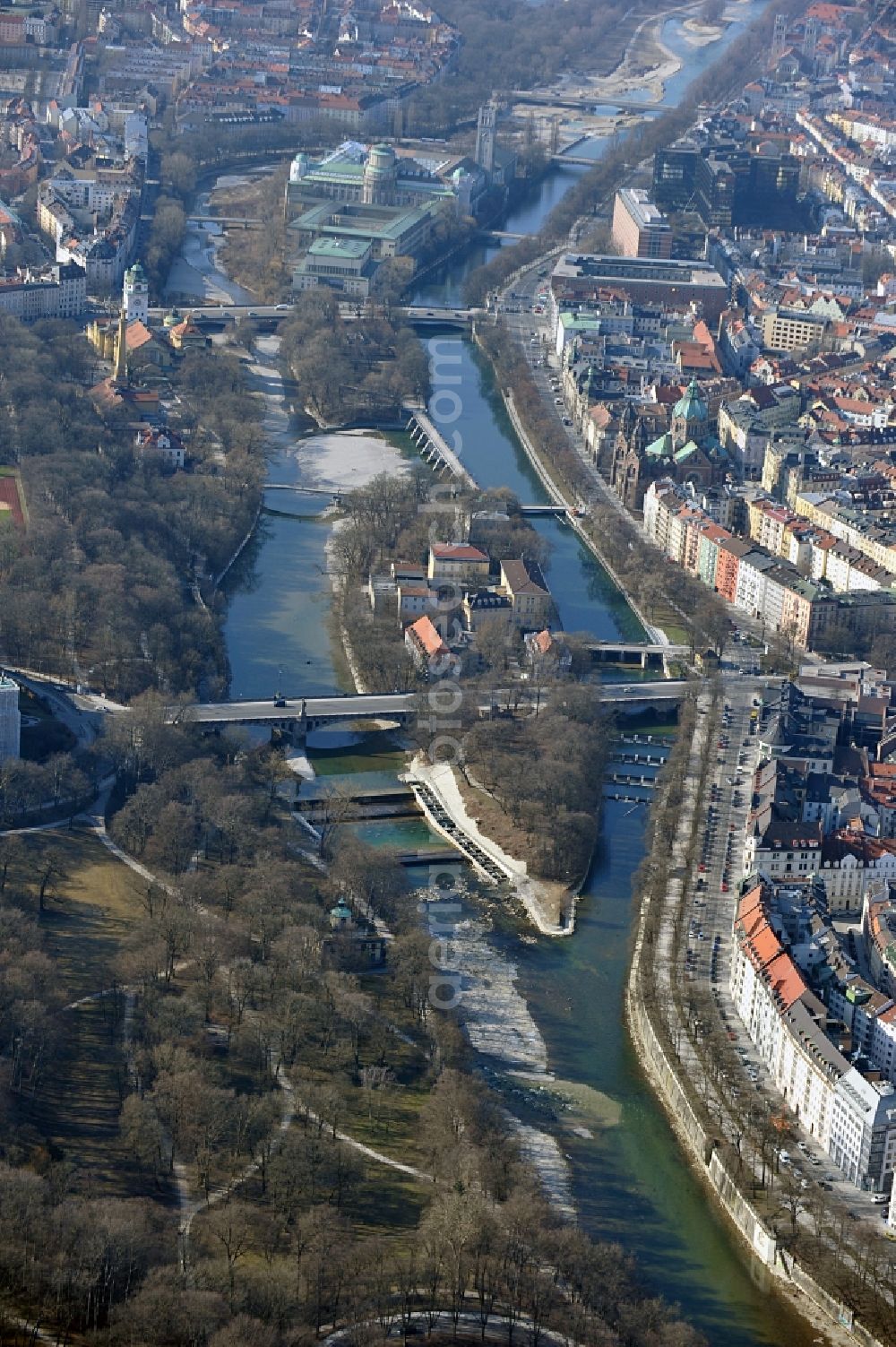 München from above - Island on the banks of the river course of the river Isar in the district Altstadt-Lehel in Munich in the state Bavaria, Germany