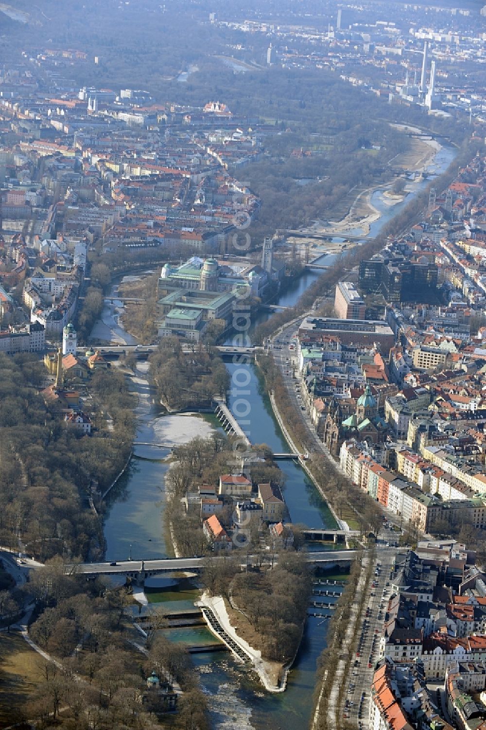 München from the bird's eye view: Island on the banks of the river course of the river Isar in the district Altstadt-Lehel in Munich in the state Bavaria, Germany