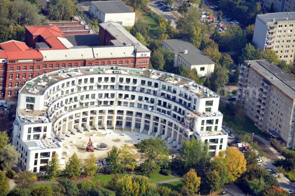 Aerial photograph Berlin Prenzlauer Berg - Blick auf die Baustelle des Prenzlauer Bogen in Berlin-Prenzlauer Berg. Die Baustelle liegt an der Fröbelstraße und wird durch die Diesterwegstraße und die Ella-Kay-Straße begrenzt. Das hufeisenförmige Gebäude wurde von Architekt Tobias Nöfer entworfen. Die Fertigstellung des mehrgeschössigen Wohngebäudes ist für Ende 2011 geplant. View on the construction area of Prenzlauer Bogen. The construction area is located on the Fröbelstraße and is limited by Diesterwegstraße and Ella-Kay-Straße. The horseshoe-shaped building was designed by the architect Tobias Nöfer. The completion of the multi-storey residential building is planned for 2011.