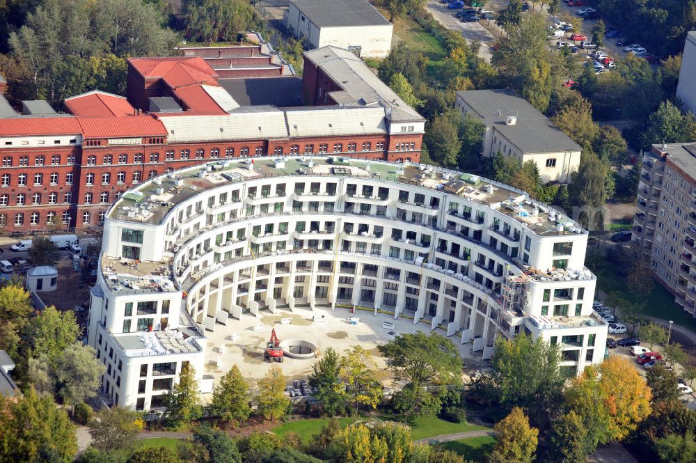 Berlin Prenzlauer Berg from above - Blick auf die Baustelle des Prenzlauer Bogen in Berlin-Prenzlauer Berg. Die Baustelle liegt an der Fröbelstraße und wird durch die Diesterwegstraße und die Ella-Kay-Straße begrenzt. Das hufeisenförmige Gebäude wurde von Architekt Tobias Nöfer entworfen. Die Fertigstellung des mehrgeschössigen Wohngebäudes ist für Ende 2011 geplant. View on the construction area of Prenzlauer Bogen. The construction area is located on the Fröbelstraße and is limited by Diesterwegstraße and Ella-Kay-Straße. The horseshoe-shaped building was designed by the architect Tobias Nöfer. The completion of the multi-storey residential building is planned for 2011.