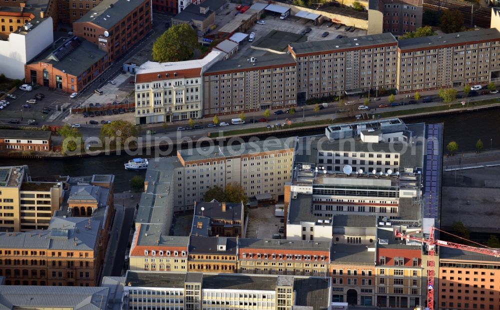 Aerial image Berlin - View of the Press and Information Office of the Federal Government at Dorotheenstrasse in Berlin - Mitte. The press office is located in the former post office at the banks of the river Spree in the government district. Also visible is the News Center Schiffbauerdamm , the location of the RTL Television and Thomson Reuters offices in Berlin