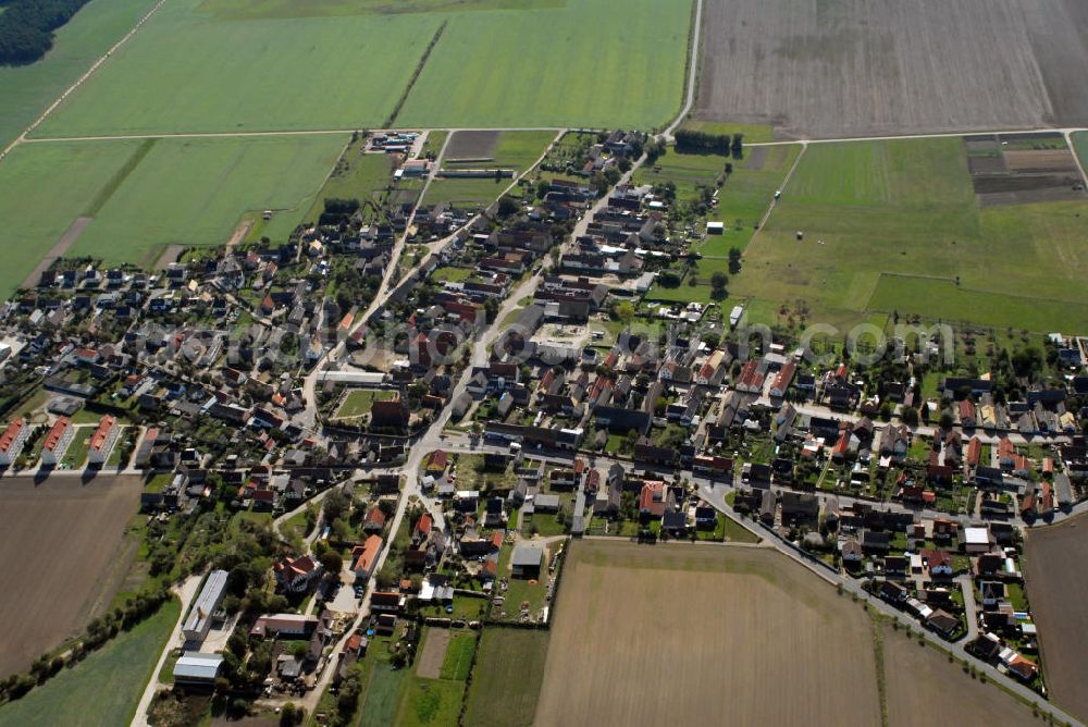 Pressel from the bird's eye view: Blick auf Pressel in Sachsen mit Blick auf die Kirche der Gemeinde. Pressel liegt zwischen Bad Düben, Bad Schmiedeberg und Torgau inmitten des Naturparks Dübener Heide . Die idyllische Lage im Naturgebiet läd zu vielerlei Unternehmungen ein und ist ein Anziehungspunkt für Touristen. Eine Sehenswürdigkeit ist die frisch restaurierte Kirche der Gemeinde. Diese wurde bereits 1857 eingeweiht. Touristeninformation: Touristinformation Pressel, Hinterhäuser 23, 04849 Pressel, Tel. +49(0)3 4243 289637, Fax +49(0)3 4243 27232, Email: Touristinfo@verein-pressel.de