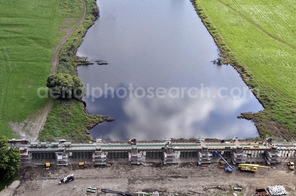 Aerial image Pretzien - Das Pretziener Wehr am Kopf des Elbe-Umflutkanals. Der Hochwasserschutzbau für die Städte Magdeburg und Schönebeck (Elbe) wurde zwischen 1871 und 1875 gebaut und ist 134 m lang. The Pretzien weir at the head of the Elbe flow round canal. The construction which protects the cities of Magdeburg and Schonebeck (Elbe) against floods was built 1871 - 1875 and is 134 m long.