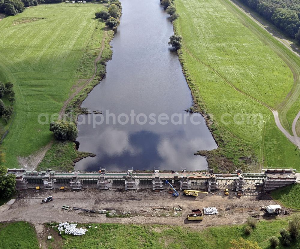 Aerial photograph Pretzien - Das Pretziener Wehr am Kopf des Elbe-Umflutkanals. Der Hochwasserschutzbau für die Städte Magdeburg und Schönebeck (Elbe) wurde zwischen 1871 und 1875 gebaut und ist 134 m lang. The Pretzien weir at the head of the Elbe flow round canal. The construction which protects the cities of Magdeburg and Schonebeck (Elbe) against floods was built 1871 - 1875 and is 134 m long.