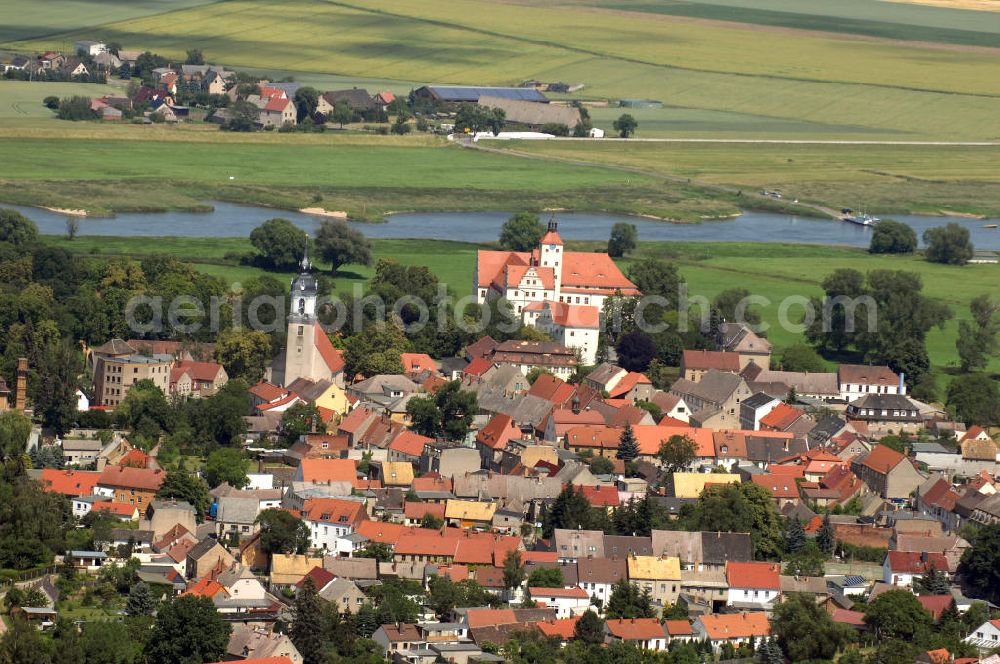 Aerial image Bad Schmiedeberg - Pretzsch (Elbe) war bis zum 30. Juni 2009 eine selbständige Stadt und ist seitdem ein Ortsteil der Stadt Bad Schmiedeberg im Landkreis Wittenberg in Sachsen-Anhalt. Der Ort liegt am Westufer der Elbe am nordwestlichen Rand des Naturparkes Dübener Heide. Im Bild das Renaissanceschloss aus dem 16. Jahrhundert. Schloss und Garten gehören zum Netzwerk Gartenträume Sachsen-Anhalt. Die Kirche links davon, die Stadtkirche St. Nikolaus, ist eine spätgotische Kirche mit barocken Umbauten unter Matthäus Daniel Pöppelmann.