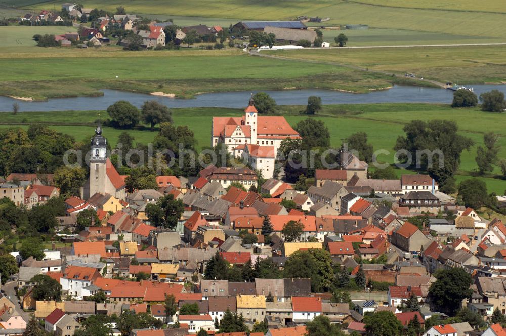 Aerial photograph Bad Schmiedeberg - Pretzsch (Elbe) war bis zum 30. Juni 2009 eine selbständige Stadt und ist seitdem ein Ortsteil der Stadt Bad Schmiedeberg im Landkreis Wittenberg in Sachsen-Anhalt. Der Ort liegt am Westufer der Elbe am nordwestlichen Rand des Naturparkes Dübener Heide. Im Bild das Renaissanceschloss aus dem 16. Jahrhundert. Schloss und Garten gehören zum Netzwerk Gartenträume Sachsen-Anhalt. Die Kirche links davon, die Stadtkirche St. Nikolaus, ist eine spätgotische Kirche mit barocken Umbauten unter Matthäus Daniel Pöppelmann.