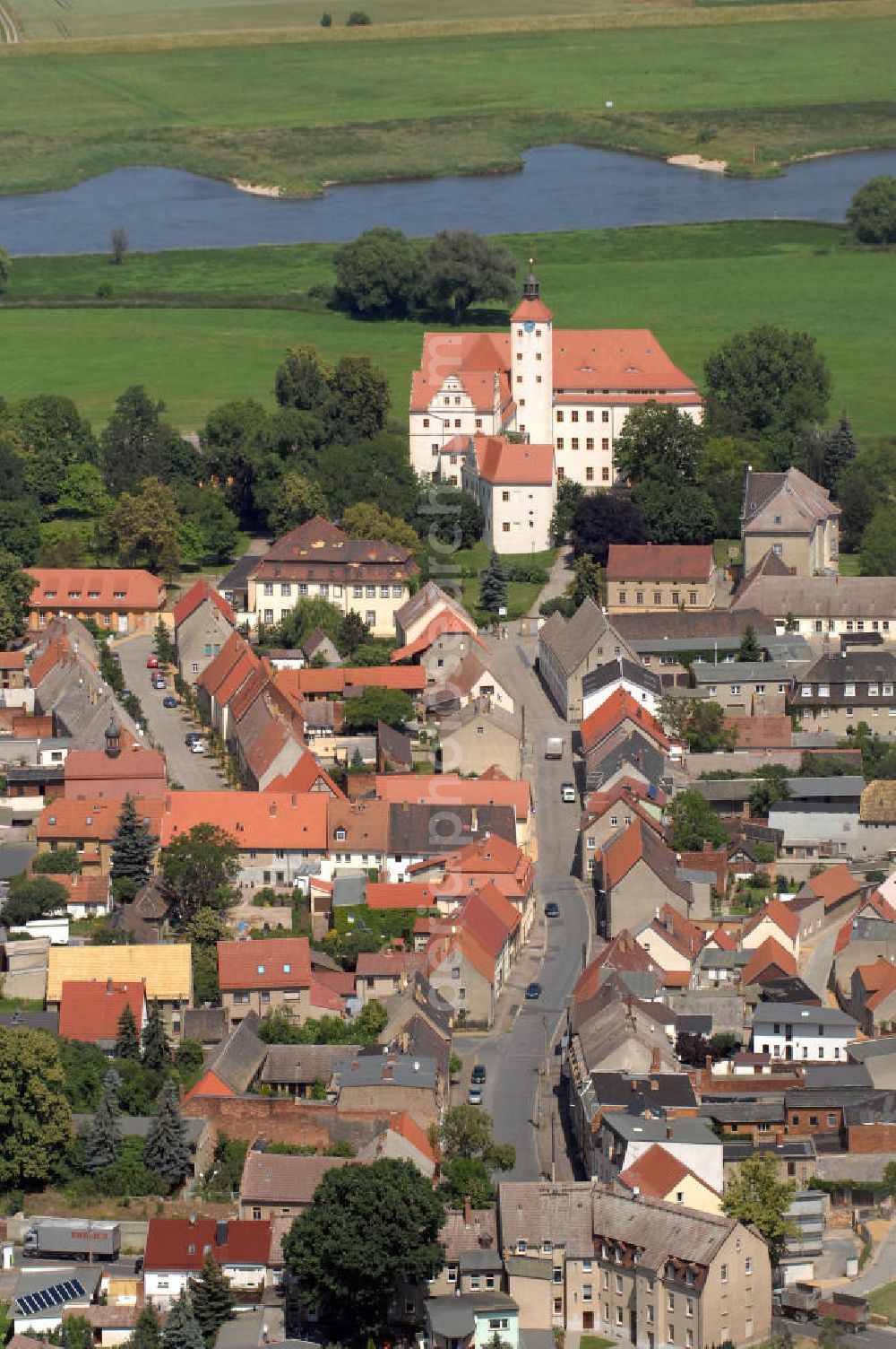 Bad Schmiedeberg from above - Pretzsch (Elbe) war bis zum 30. Juni 2009 eine selbständige Stadt und ist seitdem ein Ortsteil der Stadt Bad Schmiedeberg im Landkreis Wittenberg in Sachsen-Anhalt. Der Ort liegt am Westufer der Elbe am nordwestlichen Rand des Naturparkes Dübener Heide. Im Bild das Renaissanceschloss aus dem 16. Jahrhundert. Schloss und Garten gehören zum Netzwerk Gartenträume Sachsen-Anhalt. Die Kirche links davon, die Stadtkirche St. Nikolaus, ist eine spätgotische Kirche mit barocken Umbauten unter Matthäus Daniel Pöppelmann.