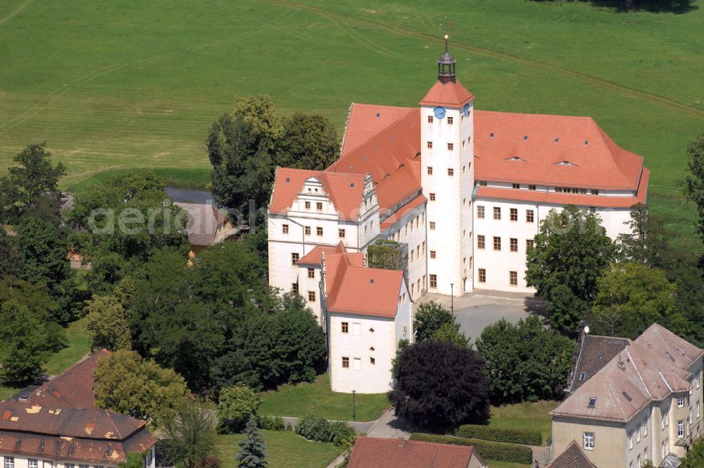 Aerial image Bad Schmiedeberg - Pretzsch (Elbe) war bis zum 30. Juni 2009 eine selbständige Stadt und ist seitdem ein Ortsteil der Stadt Bad Schmiedeberg im Landkreis Wittenberg in Sachsen-Anhalt. Der Ort liegt am Westufer der Elbe am nordwestlichen Rand des Naturparkes Dübener Heide. Im Bild das Renaissanceschloss aus dem 16. Jahrhundert. Schloss und Garten gehören zum Netzwerk Gartenträume Sachsen-Anhalt. Die Kirche links davon, die Stadtkirche St. Nikolaus, ist eine spätgotische Kirche mit barocken Umbauten unter Matthäus Daniel Pöppelmann.