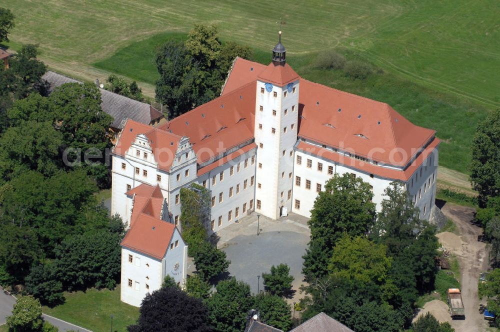 Aerial photograph Bad Schmiedeberg - Pretzsch (Elbe) war bis zum 30. Juni 2009 eine selbständige Stadt und ist seitdem ein Ortsteil der Stadt Bad Schmiedeberg im Landkreis Wittenberg in Sachsen-Anhalt. Der Ort liegt am Westufer der Elbe am nordwestlichen Rand des Naturparkes Dübener Heide. Im Bild das Renaissanceschloss aus dem 16. Jahrhundert. Schloss und Garten gehören zum Netzwerk Gartenträume Sachsen-Anhalt. Die Kirche links davon, die Stadtkirche St. Nikolaus, ist eine spätgotische Kirche mit barocken Umbauten unter Matthäus Daniel Pöppelmann.