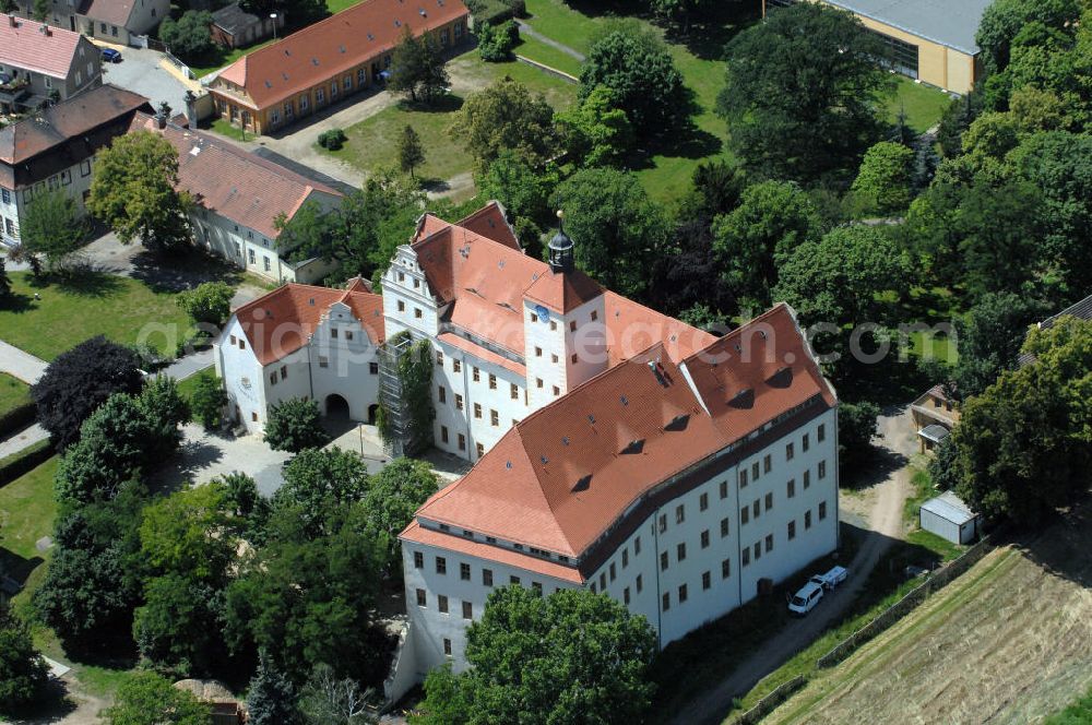 Bad Schmiedeberg from above - Pretzsch (Elbe) war bis zum 30. Juni 2009 eine selbständige Stadt und ist seitdem ein Ortsteil der Stadt Bad Schmiedeberg im Landkreis Wittenberg in Sachsen-Anhalt. Der Ort liegt am Westufer der Elbe am nordwestlichen Rand des Naturparkes Dübener Heide. Im Bild das Renaissanceschloss aus dem 16. Jahrhundert. Schloss und Garten gehören zum Netzwerk Gartenträume Sachsen-Anhalt. Die Kirche links davon, die Stadtkirche St. Nikolaus, ist eine spätgotische Kirche mit barocken Umbauten unter Matthäus Daniel Pöppelmann.