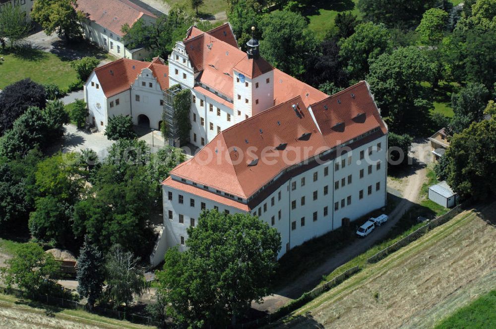 Bad Schmiedeberg from the bird's eye view: Pretzsch (Elbe) war bis zum 30. Juni 2009 eine selbständige Stadt und ist seitdem ein Ortsteil der Stadt Bad Schmiedeberg im Landkreis Wittenberg in Sachsen-Anhalt. Der Ort liegt am Westufer der Elbe am nordwestlichen Rand des Naturparkes Dübener Heide. Im Bild das Renaissanceschloss aus dem 16. Jahrhundert. Schloss und Garten gehören zum Netzwerk Gartenträume Sachsen-Anhalt. Die Kirche links davon, die Stadtkirche St. Nikolaus, ist eine spätgotische Kirche mit barocken Umbauten unter Matthäus Daniel Pöppelmann.