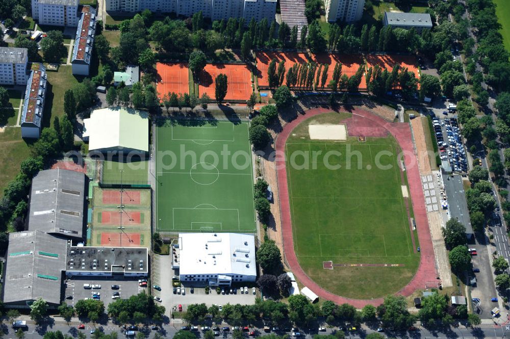 Aerial image Berlin Lankwitz - Der Preußenpark Zetsche, eine multifunktionelle Sport- und Freizeitanlage, und das Preußenstadion liegen im Berliner Stadteil Lankwitz. Das Stadion ist Heimspielstätte des Berlin Fußball Clubs BFC Preussen. The Preussenpark Zetsche and the stadium Preussenstadion in the district of Lankwitz.