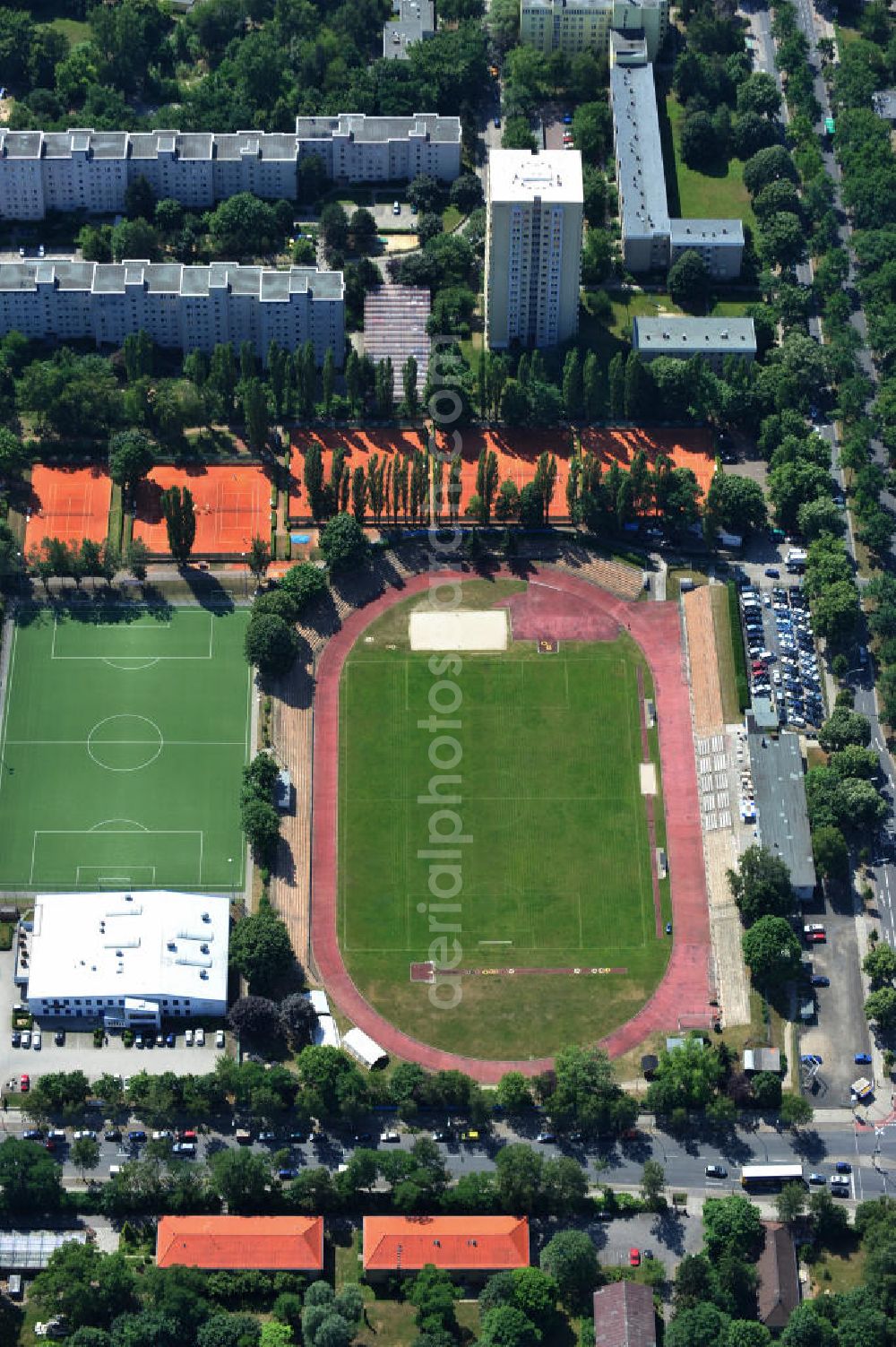 Aerial photograph Berlin Lankwitz - Der Preußenpark Zetsche, eine multifunktionelle Sport- und Freizeitanlage, und das Preußenstadion liegen im Berliner Stadteil Lankwitz. Das Stadion ist Heimspielstätte des Berlin Fußball Clubs BFC Preussen. The Preussenpark Zetsche and the stadium Preussenstadion in the district of Lankwitz.