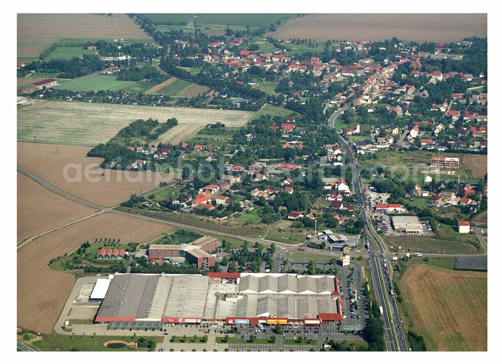 Brehna (Sachsen-Anhalt) from the bird's eye view: Blick auf den Prima-Einkaufs-Park (PEP-Einkaufscenter) in Brehna an der A9. PRIMA-EINKAUFS-PARK (PEP-Einkaufscenter), Center-Verwaltung, Thiemendorfer Markt, 06796 Brehna, Telefon: 034954 / 4 81 04, Telefax: 034954 / 4 85 83